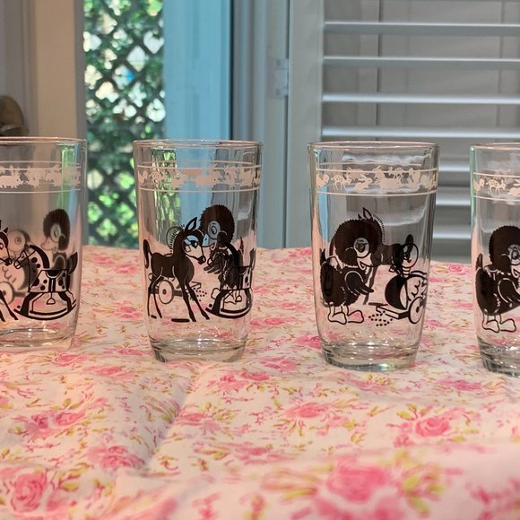 Adorable 1940s Juice/Kids Drinking Glasses (set of 4) - Picture 3 of 16